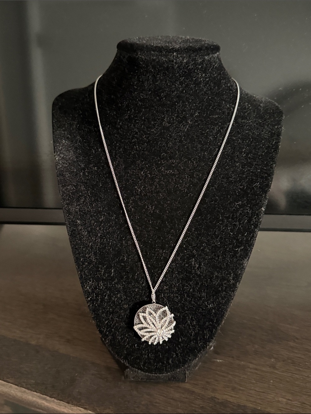 Swarovski Elegant Silver Leaf Pendant Necklace - Sparkling Silver Tone